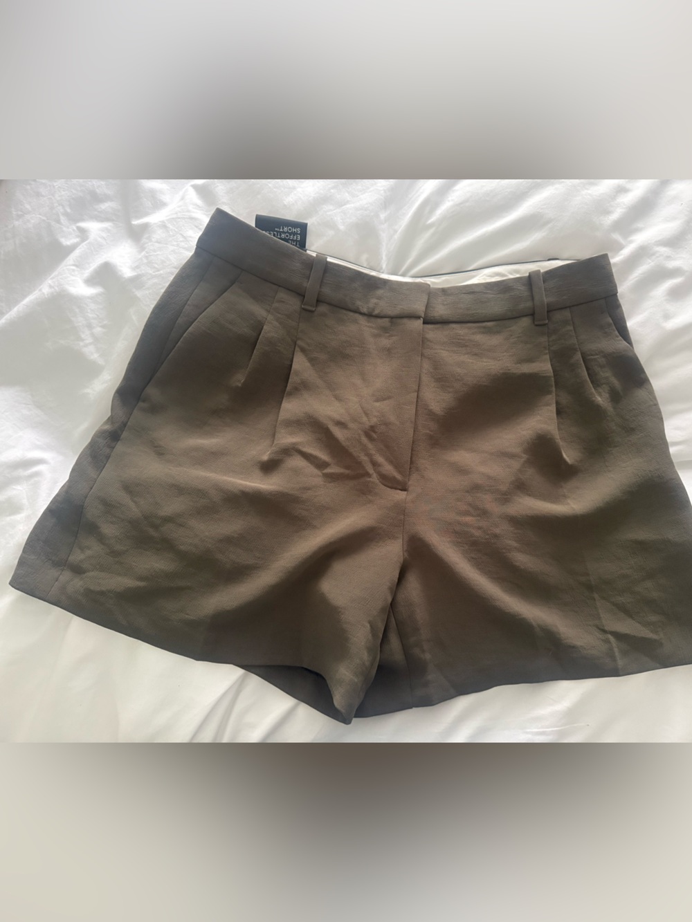 NWT Aritzia Effortless Mid Thigh Short in Olive Green!